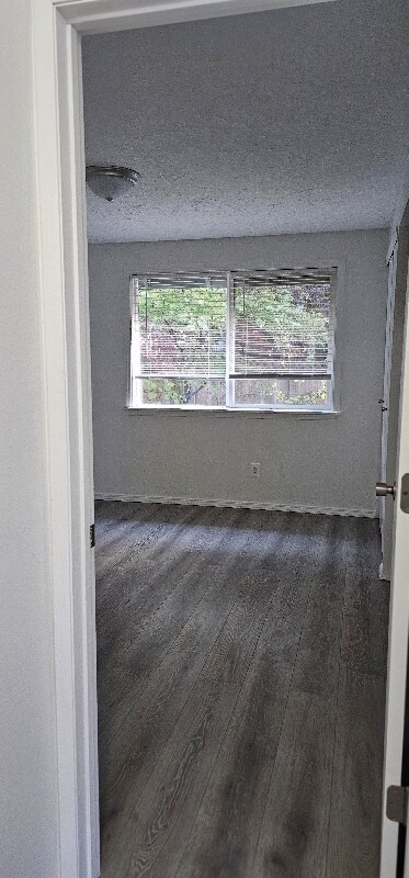 Building Photo - 930 NW Chelsea Ct