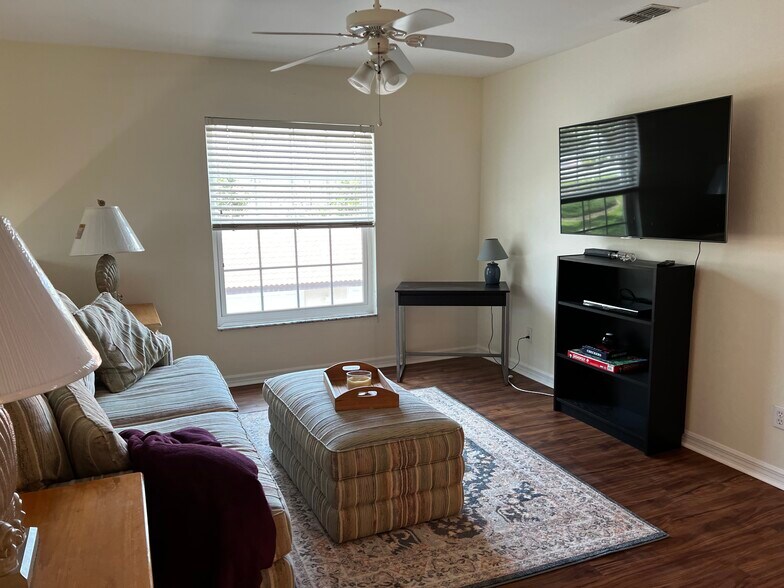 Sen w Queen air sleeper - 9850 Costa Mesa Ln