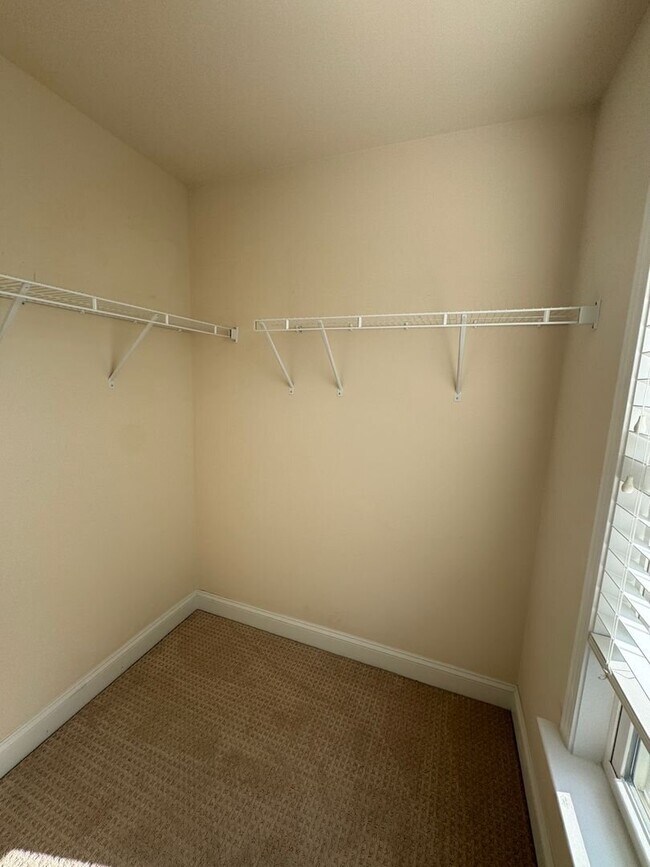 Building Photo - Your Franklin dream rental is here—4 bedrooms, a huge bonus, two en-suites, and an unbeatable loc...