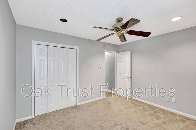 Building Photo - 8565 Brookforest Dr