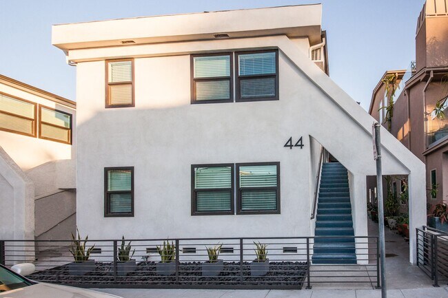 Building Photo - Beautiful Studio Apartment in Belmont Shor...