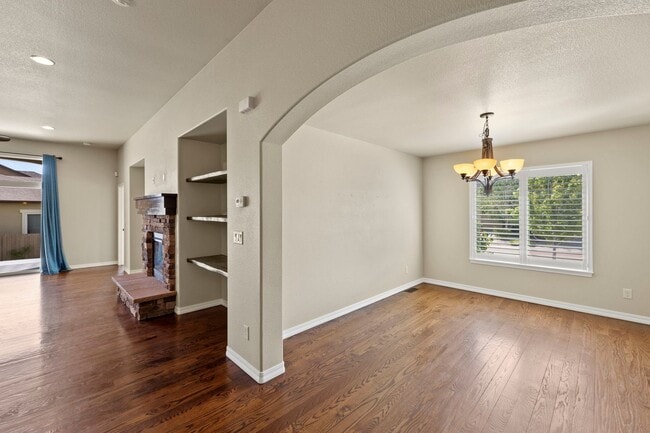 Building Photo - Immaculate & Stunning 4BD Ranch Style in C...