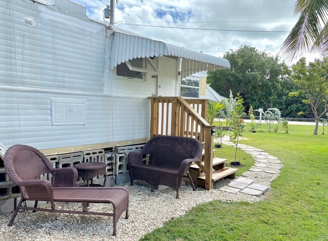 Building Photo - Bright & Newly Renovated FURNISHED 1-Bedroom Rental