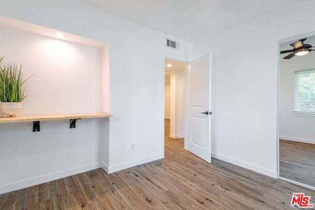 Building Photo - 1812 W Glenoaks Blvd