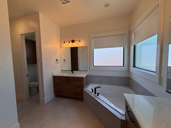 Building Photo - Beautiful 5 bed | 4 Bath | 3 Car Garage