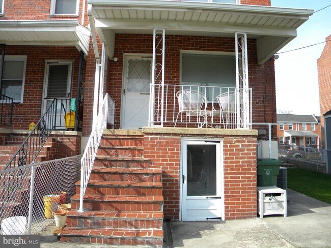 Building Photo - 325 Imla St
