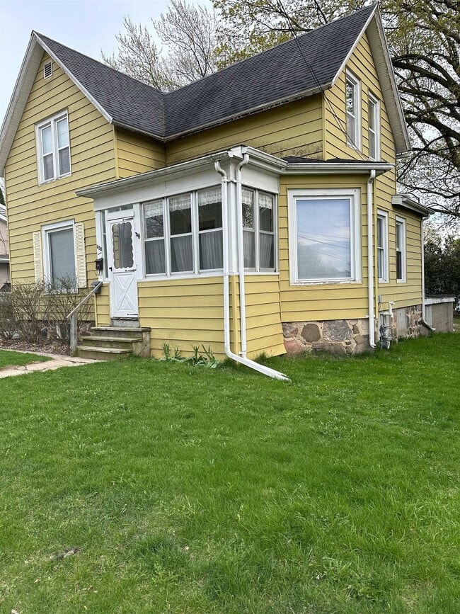 Building Photo - 430 E Racine St