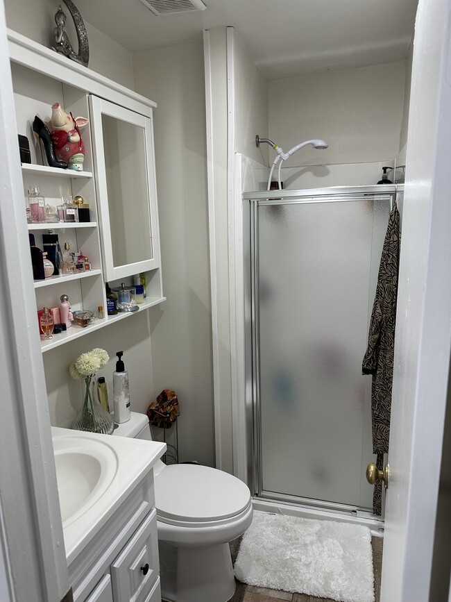 Full bathroom in primary bedroom - 3613 Harbinger Rd