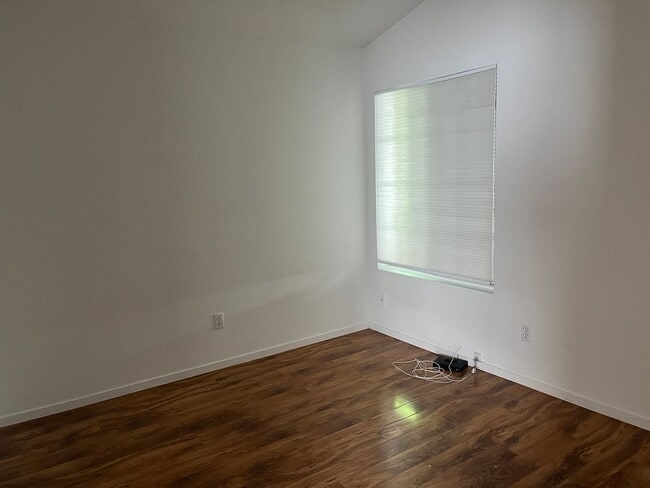 Building Photo - Cozy  Home