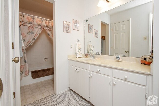 Building Photo - COMING SOON! Charming 1 Bed/1 Bath Duplex!!!