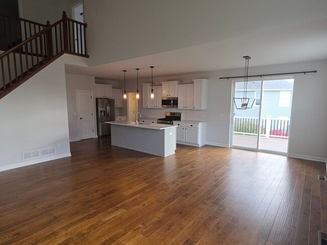 Building Photo - Like New 5 bedroom Pewaukee home in Broken...