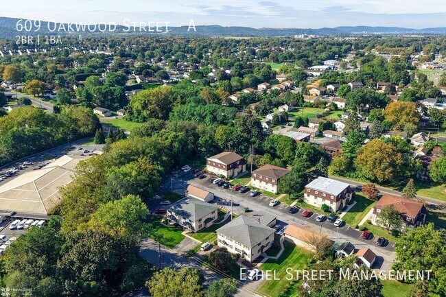 Building Photo - 609 Oakwood St