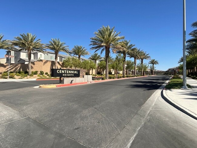 Building Photo - 3-bedroom townhome, 2cg, gated community
