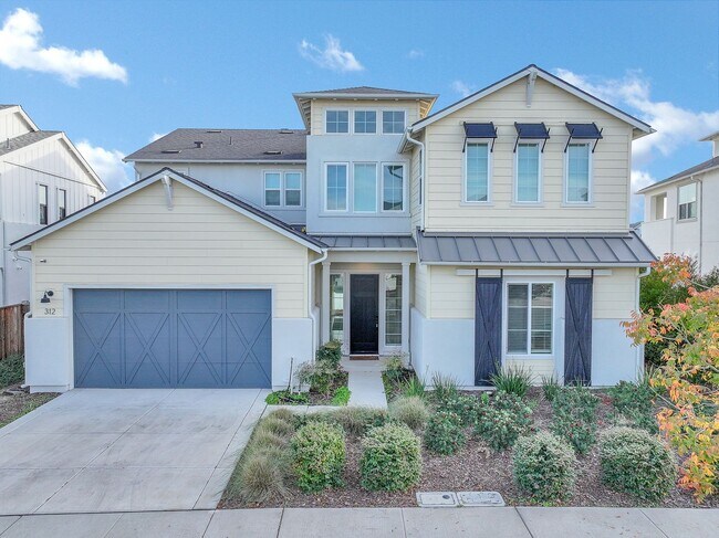 Building Photo - Waterfront Beauty