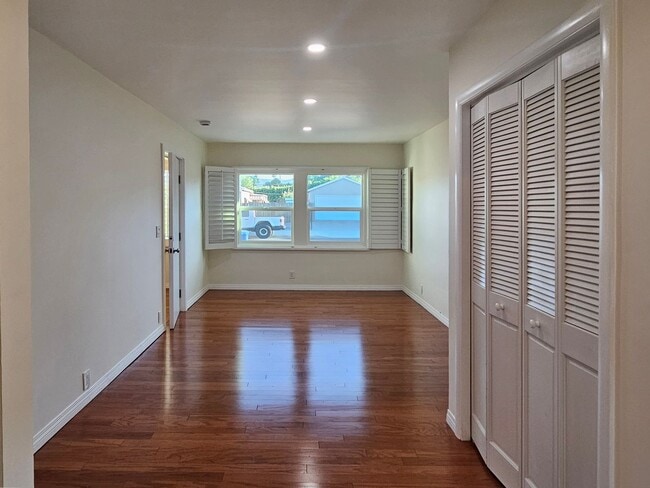 Building Photo - 3 spacious bedrooms and 3 bathrooms in Popular Encino location
