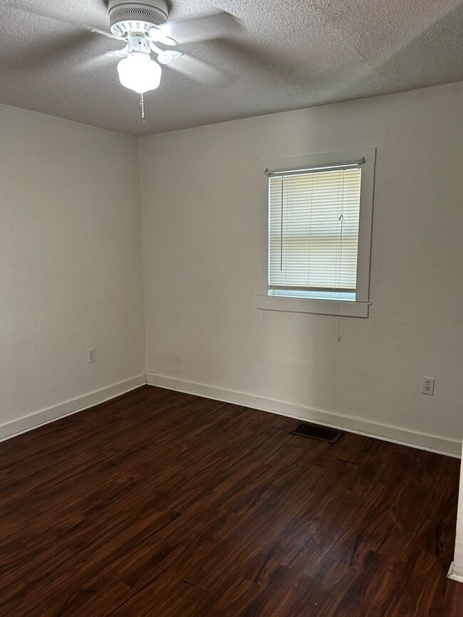 Building Photo - Close to town 2 Bedroom 1 Bath