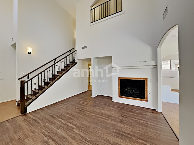 Building Photo - 576 E Calle De Ocaso