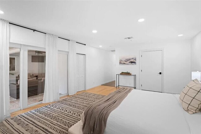 Building Photo - 413 Holiday Dr