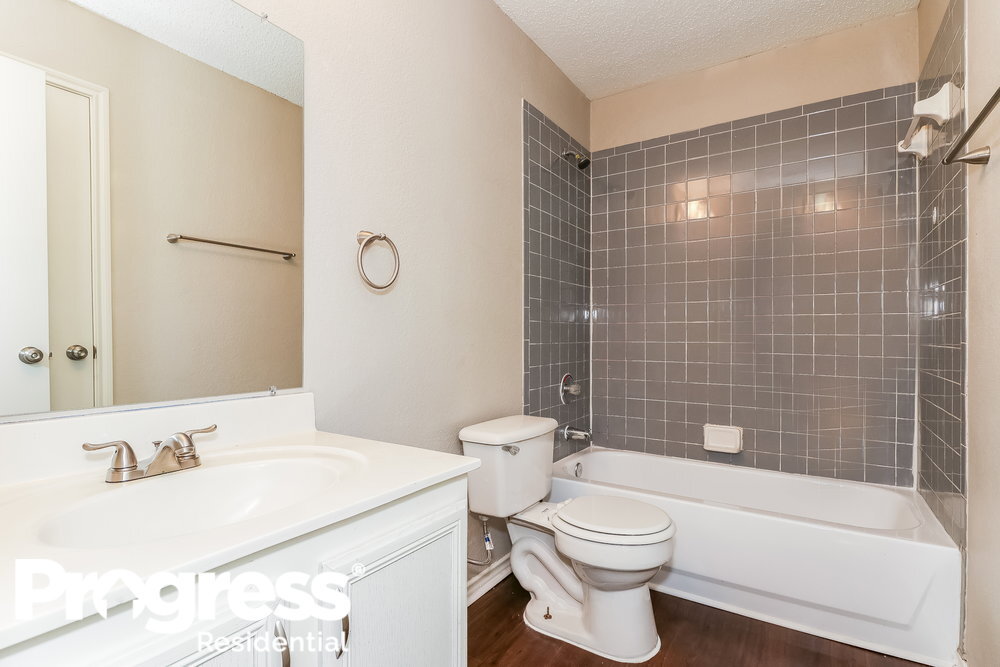 Building Photo - 3156 Pine Valley Dr