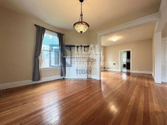 Building Photo - Charming Historic 3 Bedroom!