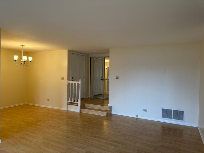 Building Photo - 1250 N Streamwood Ln