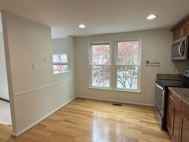 Building Photo - Beautiful 4 Bed 2.5 Bath Townhome in Burke For Rent!