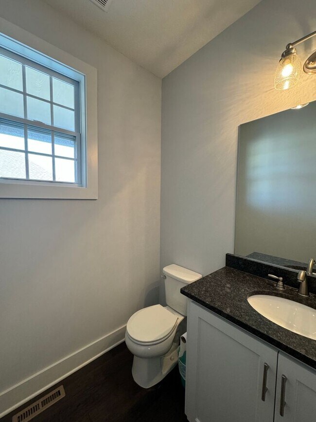 Building Photo - 4 Bedroom, 3 1/2 bathroom in Olathe!