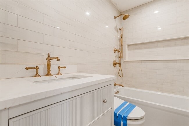 Building Photo - 1396 Beacon St