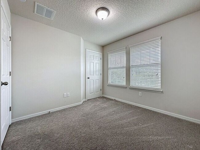Building Photo - Spacious Townhome for Rent in Tapestry