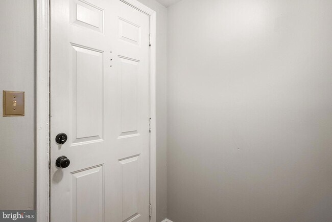 Building Photo - 1721 Queens Ln