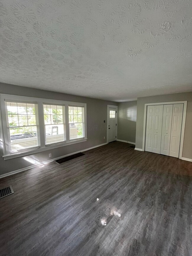 Building Photo - 11 E Kelso Rd