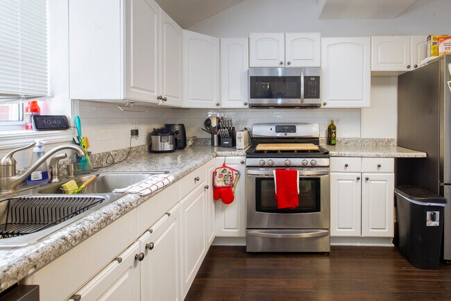 Building Photo - 5210 W 54th St