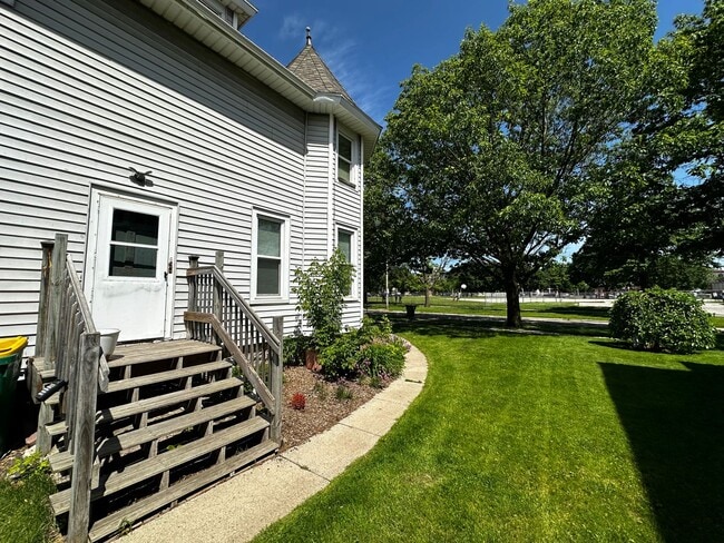 Building Photo - 337 N Maple Ave
