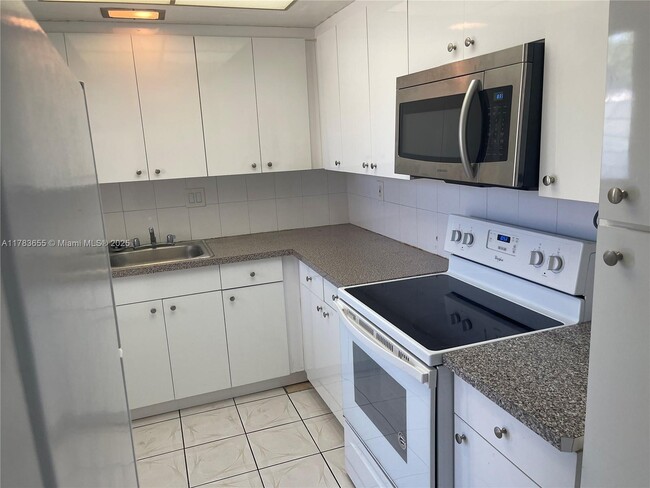 Building Photo - 450 Golden Isles Dr