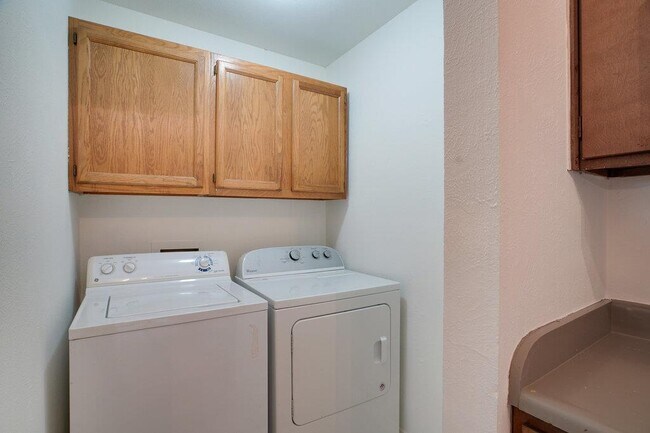 Building Photo - 7100 Barnsdale Way