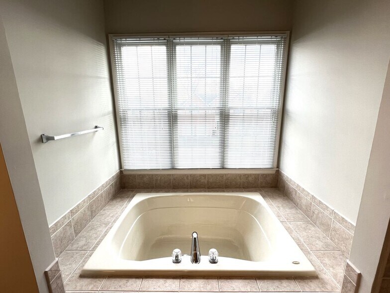 Building Photo - 5920 Interlachen Ct