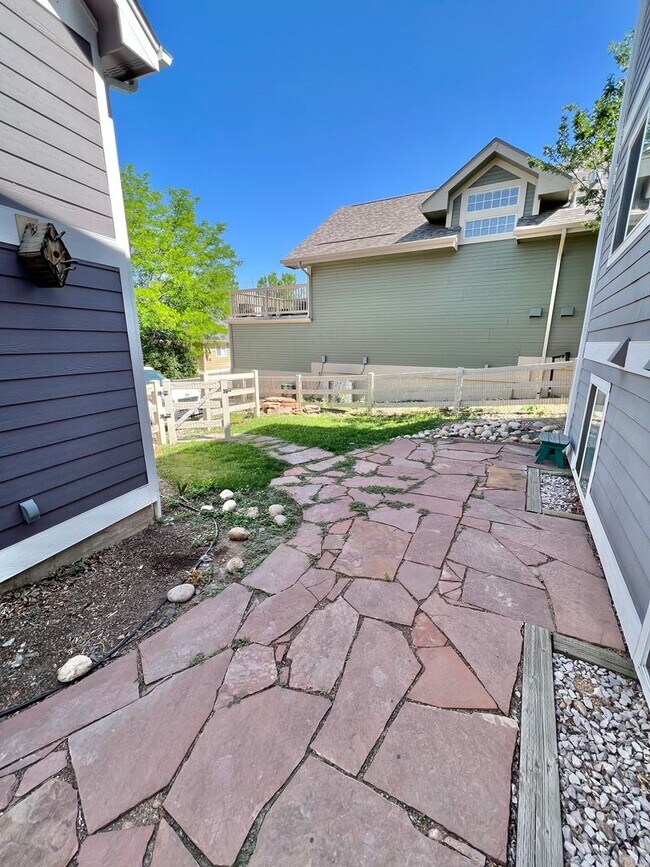 Building Photo - 3 bed 3.5 Bath with Bonus Studio Suite Above Detached Garage!