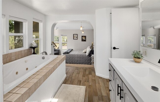 Building Photo - Spectacular Views Close to I-90!