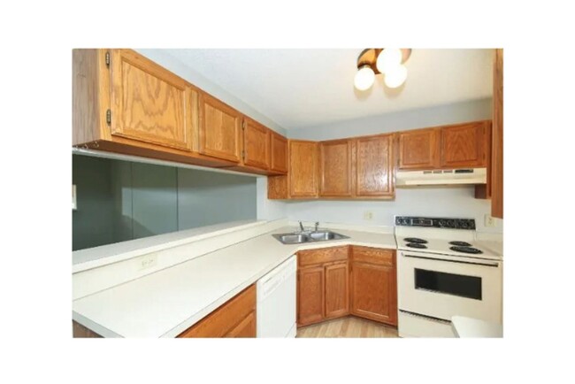 Building Photo - Spacious 2 Bedroom Townhome in Maple Grove!