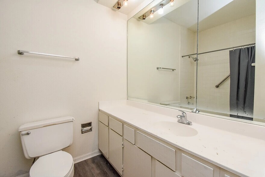 Building Photo - 2211 S Braeswood Blvd