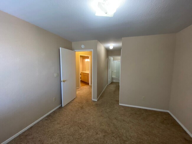 Building Photo - Tuscany Place Triplex