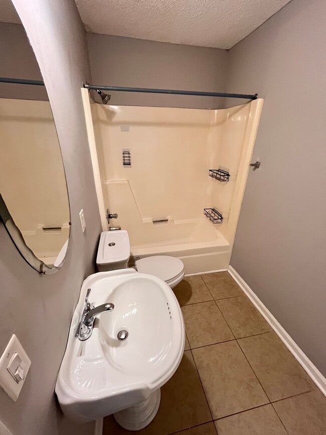 Building Photo - Charming 3-bedroom, 2-bath townhouse