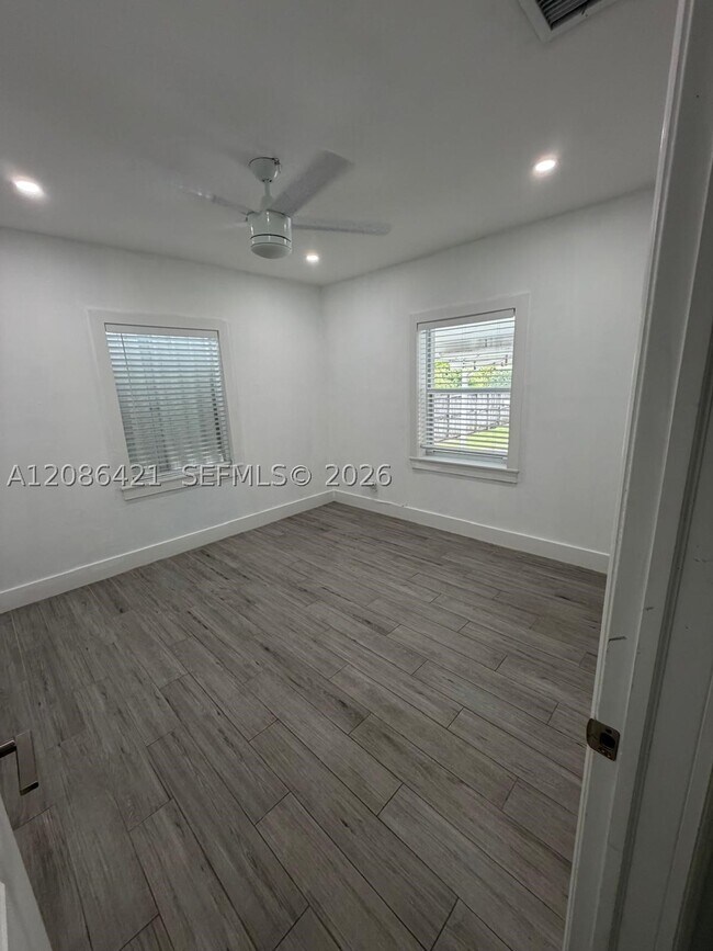 Building Photo - 1250 Wren Ave
