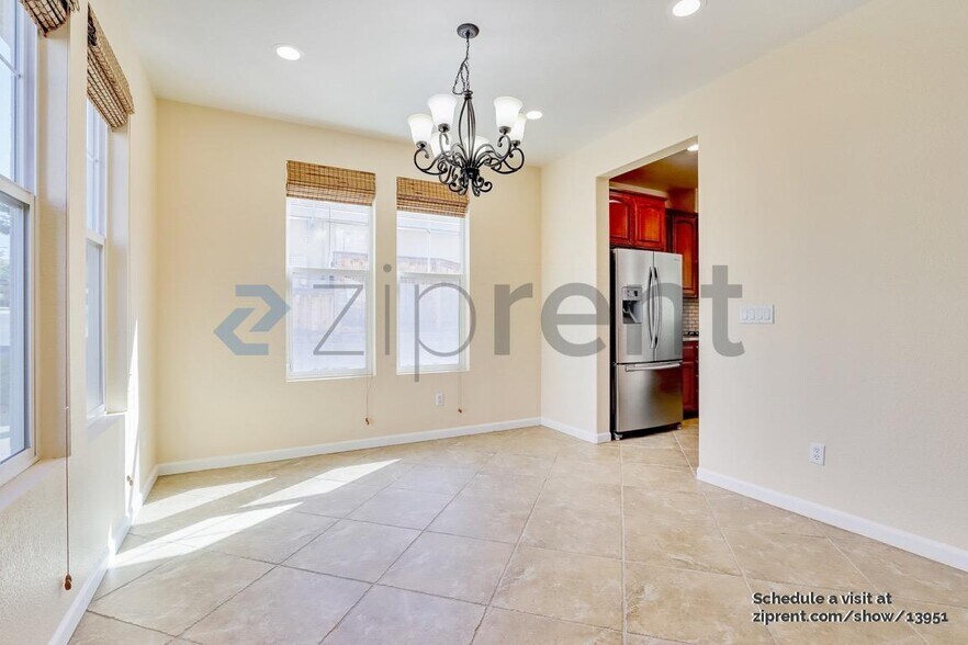 Building Photo - 704 Moore Way