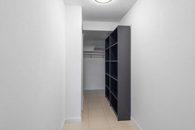 Building Photo - 10325 Hidden Springs Ct
