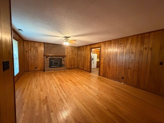 Building Photo - 124 Rock Creek Dr S
