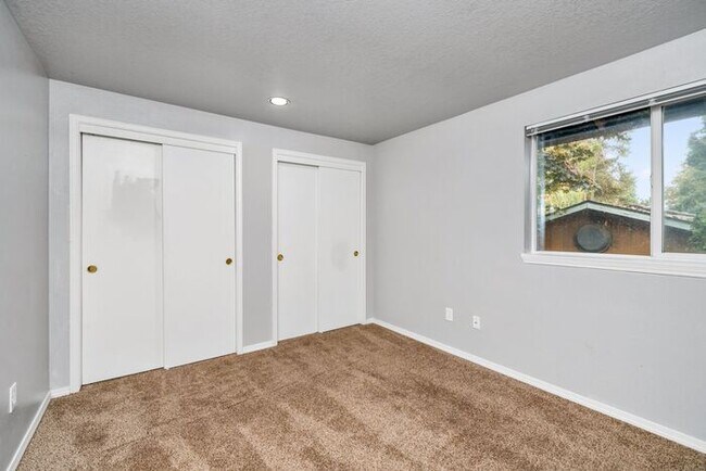 Building Photo - Large 2 bed 1.5bath townhouse