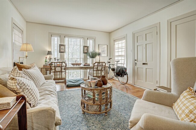 Building Photo - 2112 Banks St