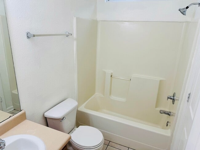 Building Photo - 924 Ashburn Dr