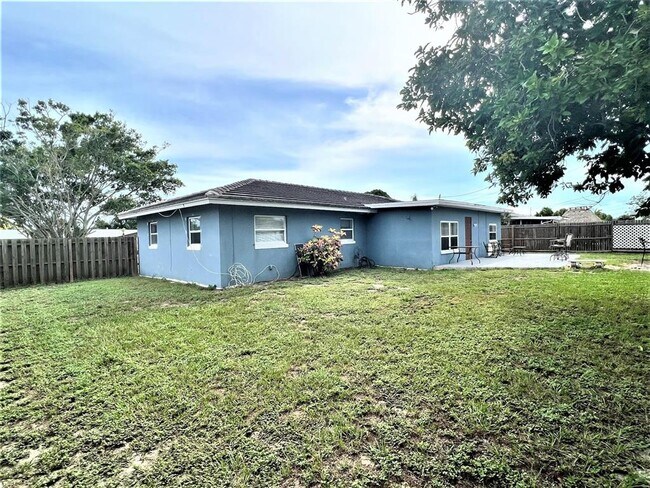 Building Photo - 11401 64th Terrace N